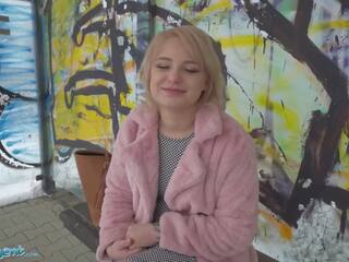 Publiek agent amatuer tiener met kort blondine haar chatted omhoog bij busstop en ingenomen naar kelder naar krijgen geneukt door groot piemel