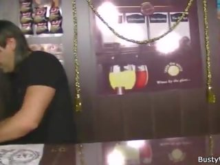 Kocaman barmaid sigara deli en iş