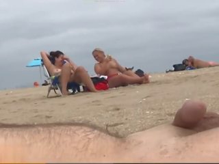 Opgewonden naar zijn gezien door vrouwen bij de moment van ejaculation/nudist strand