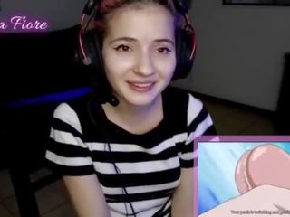 18yo youtuber dostane nadržený sledování hentai během the proud a masturbuje - emma fiore