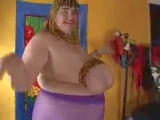 Wanita gemuk cantik emma perut menari