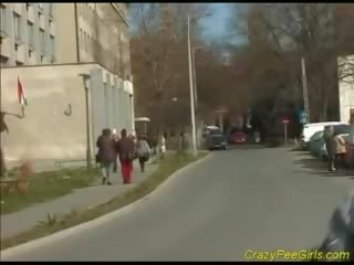 Szalony suka urinates w publiczne