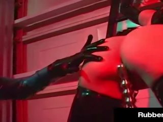 Prsatá latexové domina rubberdoll binds & potěšení ji otrok dívka k-la!