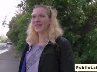 Didelis šikna blondinė mėgėjiškas dulkina lauke į viešumas
