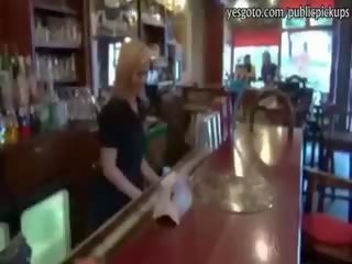 Jolie blond barmaid payed pour hardcore sexe avec étranger