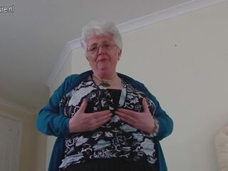 大きい ブレスト 英国の おばあちゃん 再生 ととも​​に 彼女自身: ポルノの 53