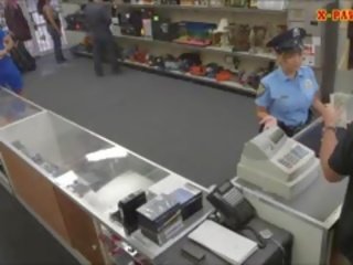 Politie ofițer cu uriaș balcoane trebuie inpulit în the camera din spate