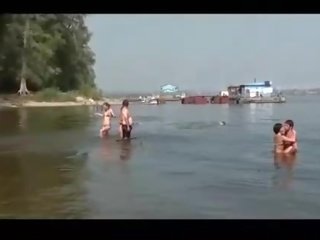 Дуже красуня голий дівчина fishing на публічний