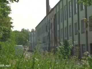 Jeny schmied ohne schlüpfer im verlassen factory. echt erotisch advanture