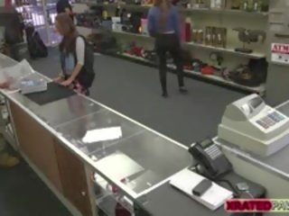 Bionda giovanissima prende scopata da il negozio owner difficile