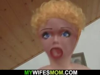 Blondin äldre mamma behagar henne svärson: fria högupplöst porr 8f
