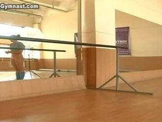 Sexig flicka gymnast i mask porr videor