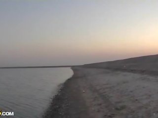 Avrunkning från nät slampa på offentlig strand