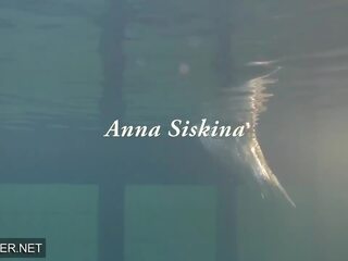 Súper caliente step-sister anna siskina con grande tetitas en la nadando