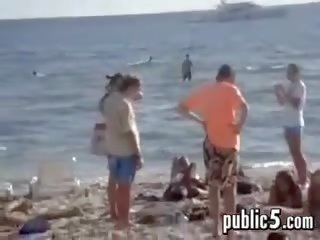 Broche ao ar livre em público em o praia