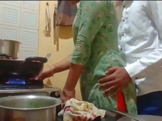 印度人 熱 妻子 有 性交 而 烹飪 在 廚房