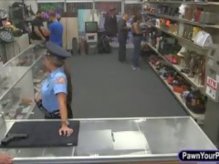 Policía oficial pawns su coño para dinero