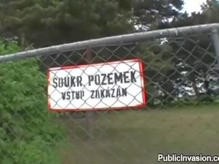 З оголеними грудьми білявка ціпонька очищений від кісток у в озеро