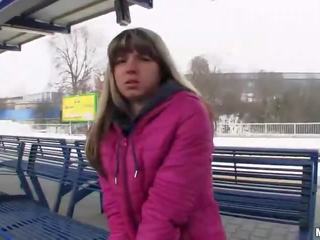 Slimmad euro flicka körd i en tåg stuga