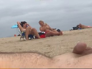 Ερεθισμένος να είναι είδα με γυναίκες στο ο στιγμή του ejaculation/nudist παραλία