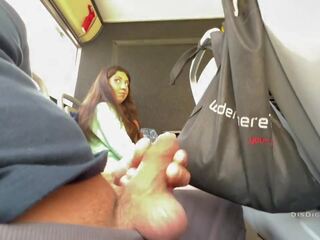 A svešinieks meitene jerked no un iesūc mans dzimumloceklis uz a publisks autobuss pilns no cilvēki