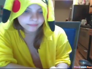 Adoleshent në pokemon pikachu veshje masturbates video