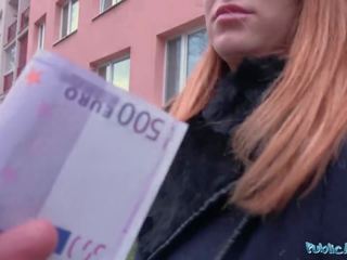 Veřejné činidlo ruský ryšavý bere hotovost pro pohlaví