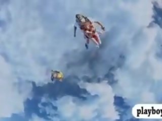 Badass duży cycuszki laski skydiving nagi i cieszył się to