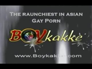 Homosexuální asijské twink saje dva kohouty