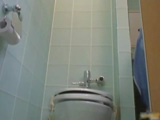 Asiatiskapojke toalett attendant rensar fel part6