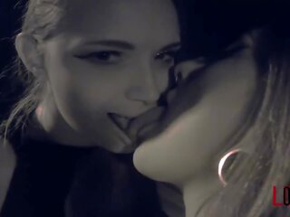 Manuela albertini & adila venus në natë kohë festë puthje