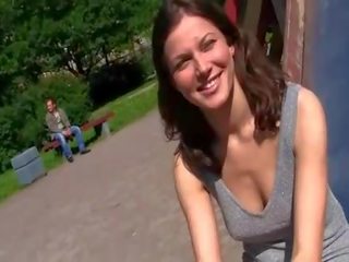 Mladý bella představení pryč ji kretén v the park