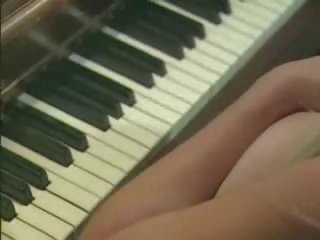 Duke luajtur me tim e lagur pidh është më shumë argëtim pastaj duke luajtur the piano