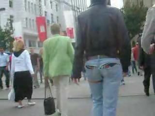 Strapse unter Jeans.