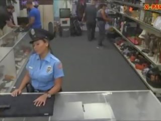 Cô công an sĩ quan với to ngực có fucked lược với cầm đồ đàn ông