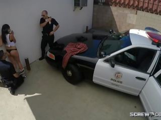 Beli policaji jebemti latina v javno za vandalizing dumpster