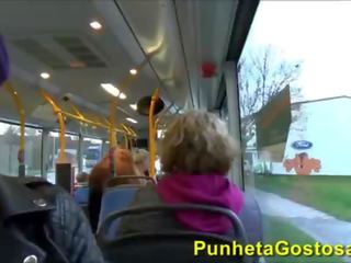 Duas gostosas fazendo boquete dentro göra onibus - punhetagostosa.com