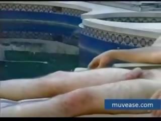 Tim nënë qirje nga the pishinë diell ngjyhet moshë e pjekur muveaseco