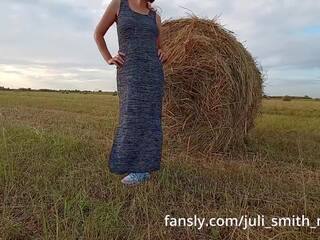 Я спалах дупа і цицьки в a поле в той час як harvesting сіна