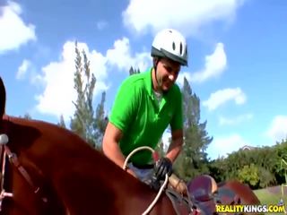 مفلس اتينا equestrienne سينثيا فرقعة سخيف