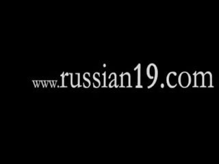 Російська дівчинки каммінг і роздягання