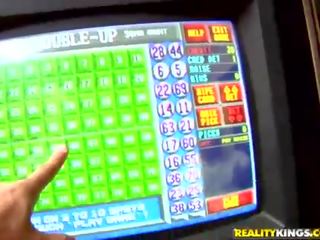 Si rambut coklat warga latina anelys adalah dipilih sehingga dalam casino