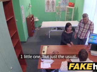 زائف مستشفى تشيكي الطبيب cums في خلال أقرن غش الزوجة ضيق كس