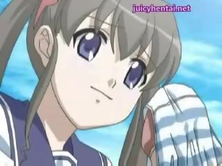 Simpatiska anime meitene iegūšana sejas masāža