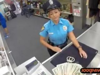 Busty phụ nữ công an sĩ quan cầm đồ cô ấy weapon và âm hộ vì tiền mặt