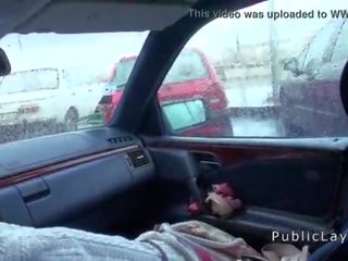 Μαλλιαρό μουνί ρωσικό μωρό fucks σε ο αμάξι σε δημόσιο