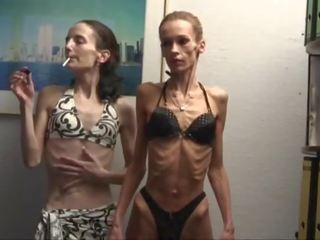 Anorexiás lányok póz -ban swimsuits és kitágít mert a kamera