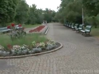 Piękne amatorskie dostaje nagi w za park na pieniądze