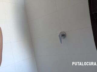 Putalocura - ursina tomï¿½ndose ducha hï¿½meda y caliente