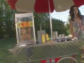 Amadora incrível sensual morena miúda selling pretzels em o parck